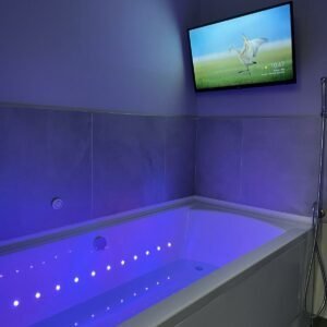 Un bain d'eau oxygénée dans une salle munie d'un écran d'affichage vidéo
