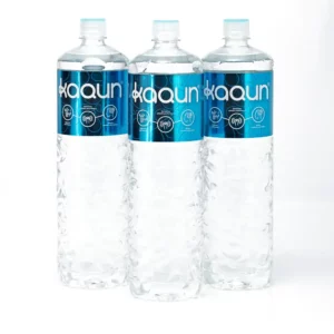 Trois bouteilles d'eau Kaqun sur fond blanc