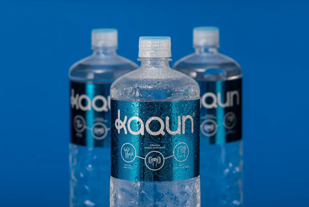 Trois bouteilles d'eau Kaqun sur fond bleu