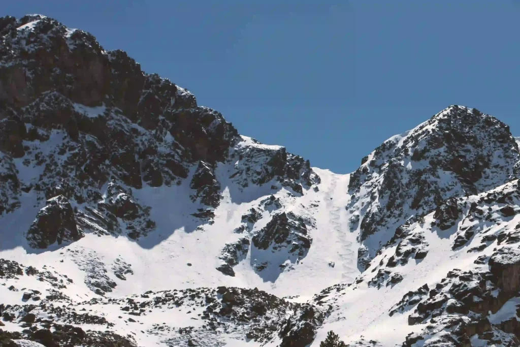 Une crête montagneuse enneigée avec des traces de skis